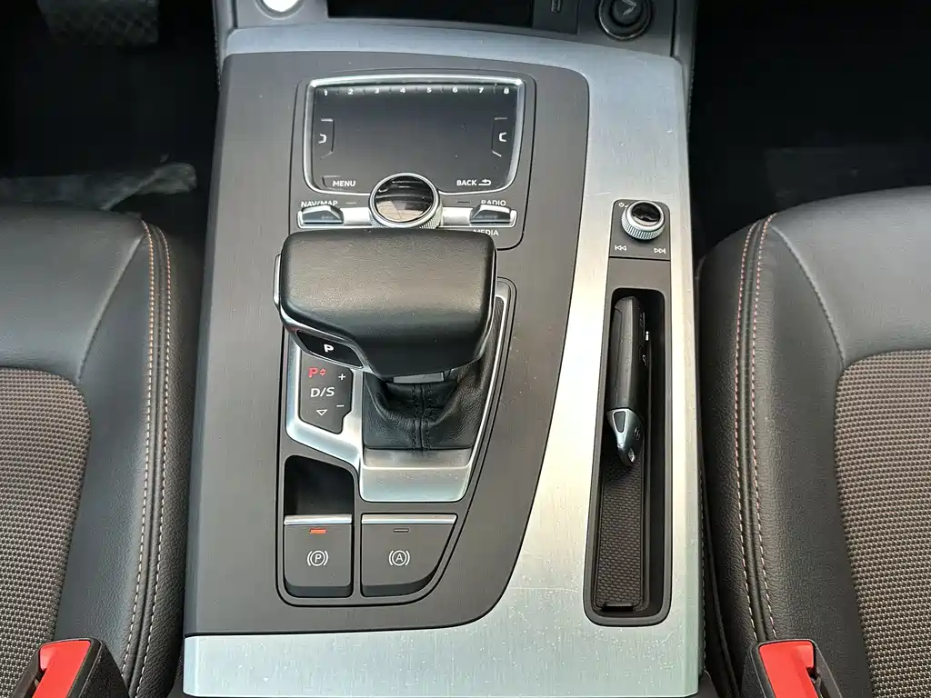 Audi Q5L 2018 — фото 11