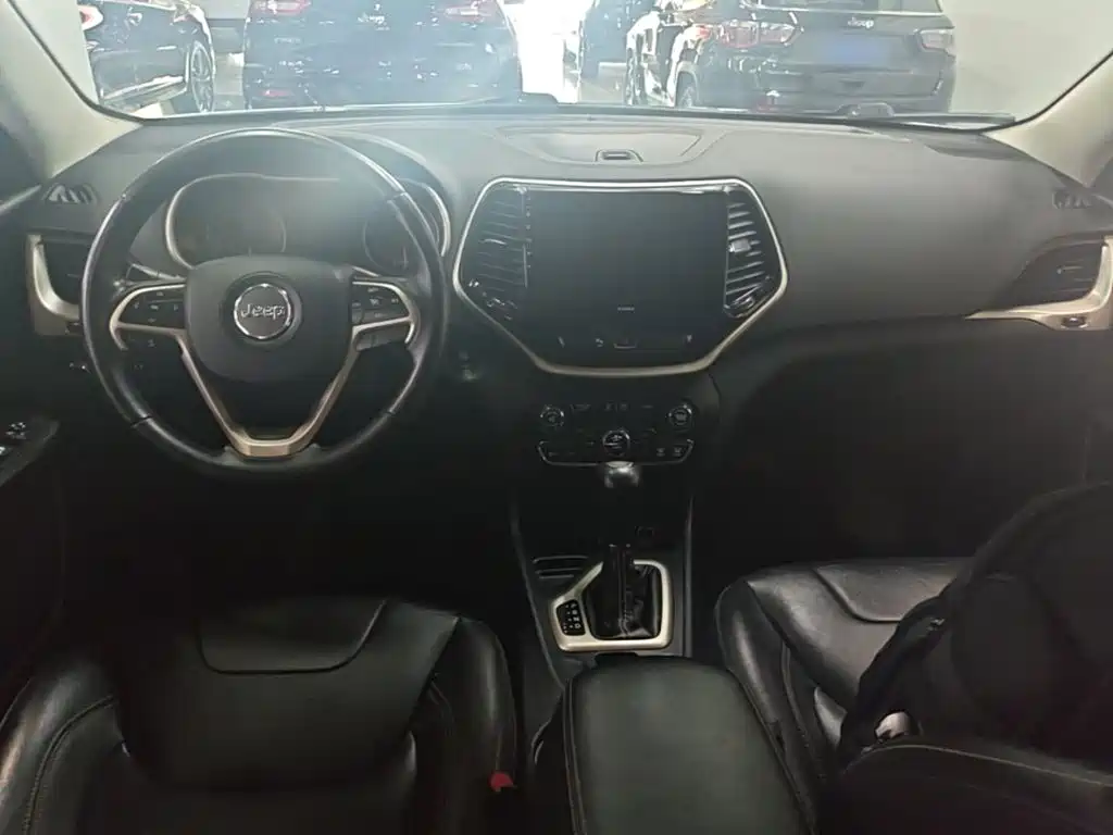 Jeep Cherokee 2018 — фото 10