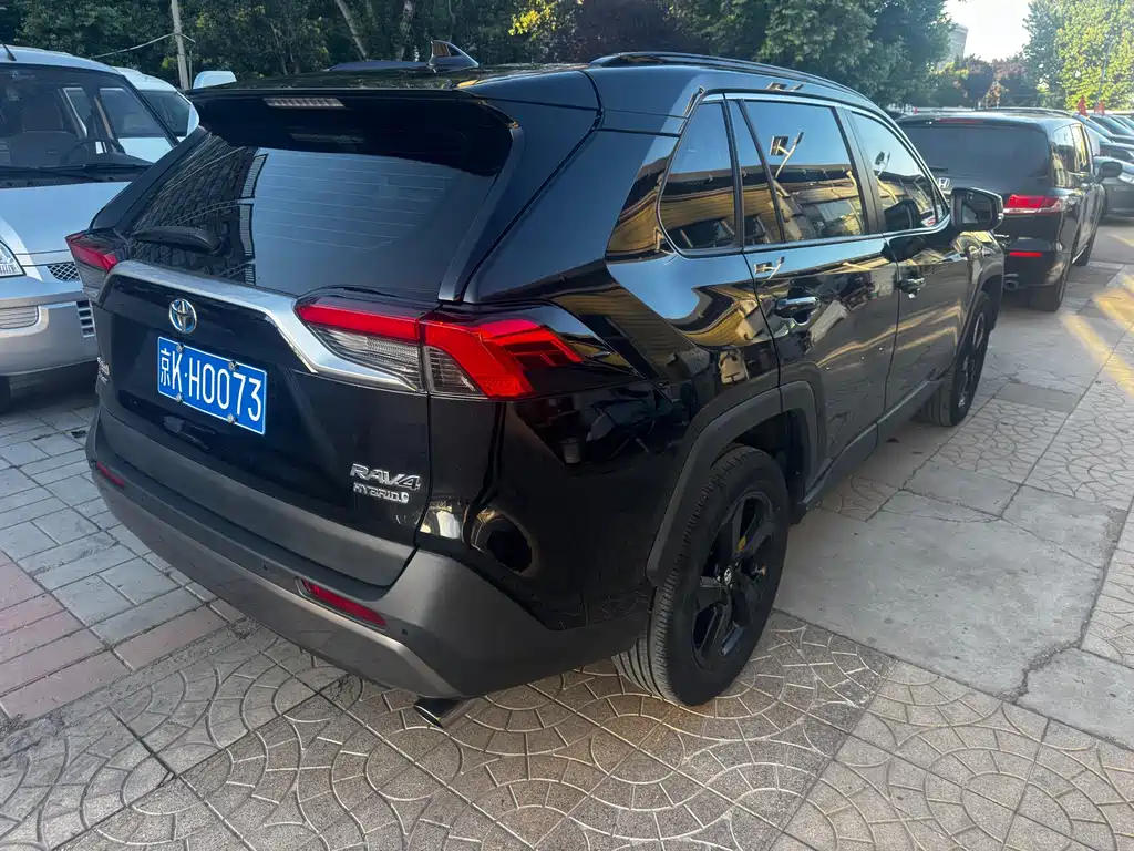 Toyota RAV4 2023 — фото 16
