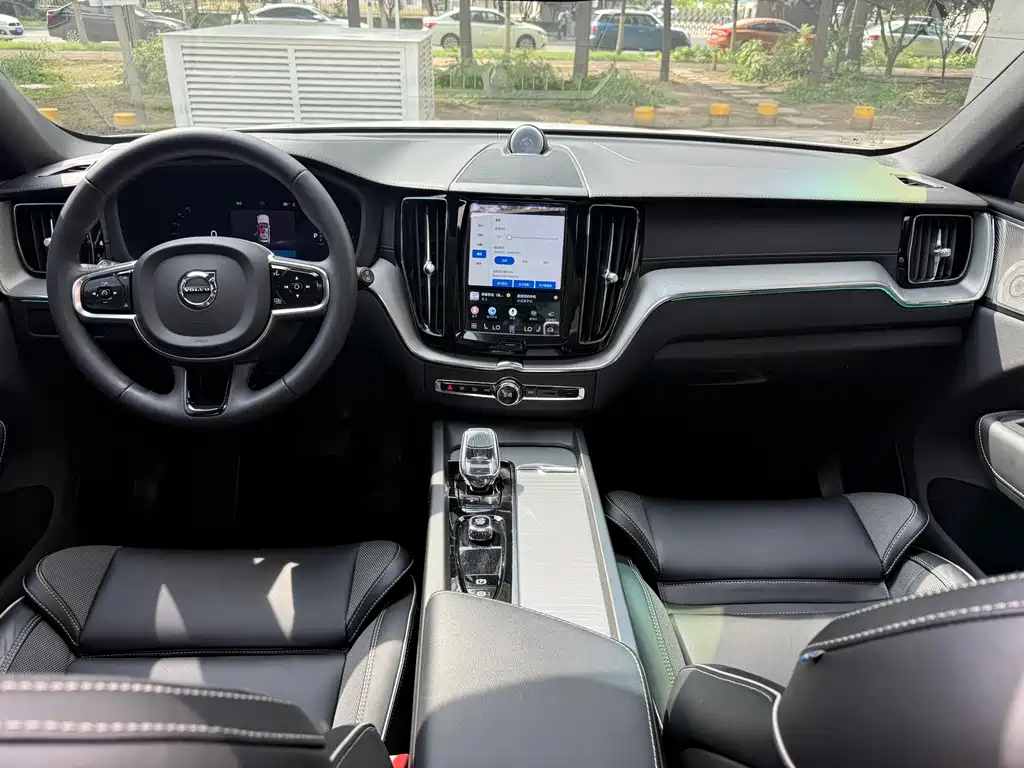 Volvo XC60 2022 — фото 12