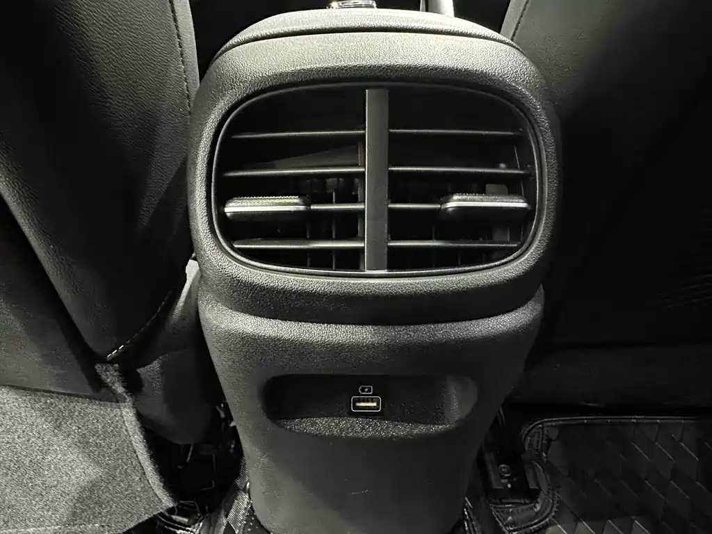 Hyundai Elantra 2023 — фото 17