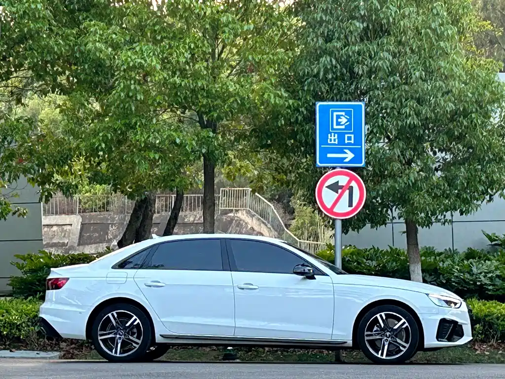 Audi A4L 2023 — фото 3