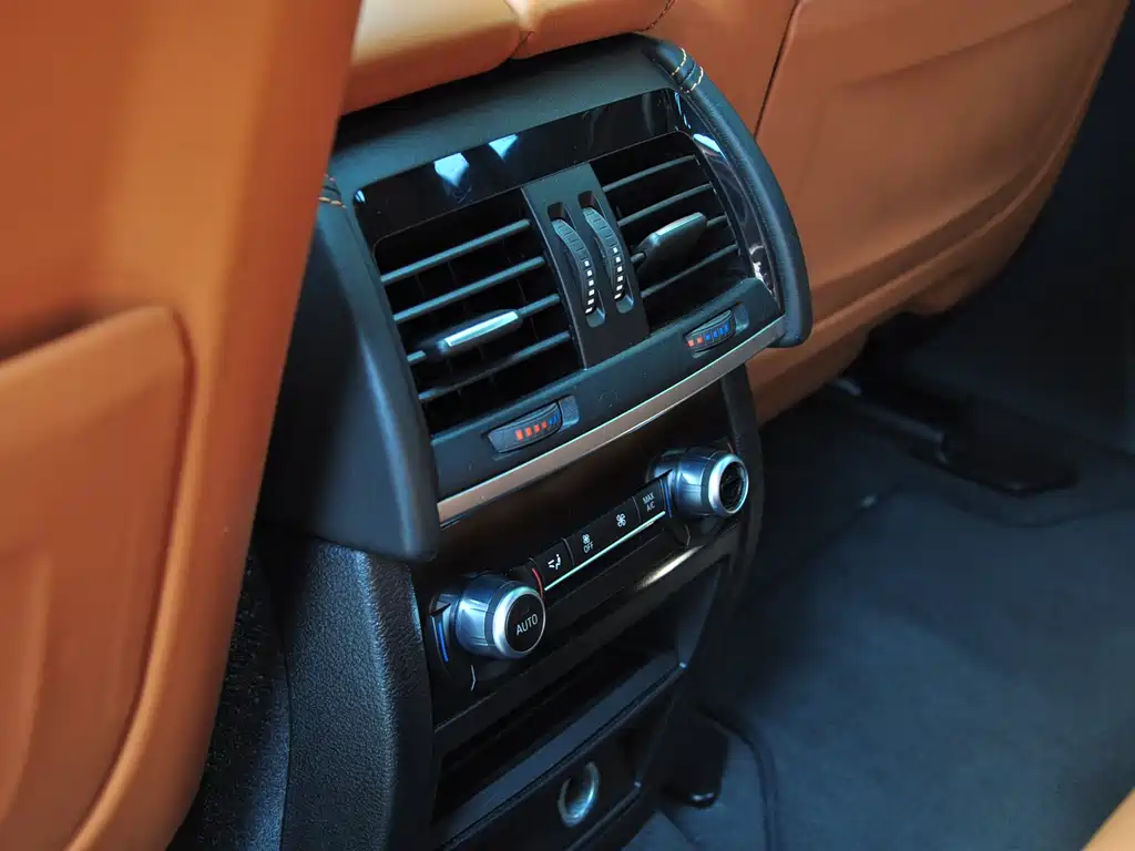 BMW X6 M 2016 — фото 13