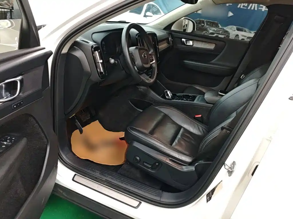 Volvo XC40 2021 — фото 12