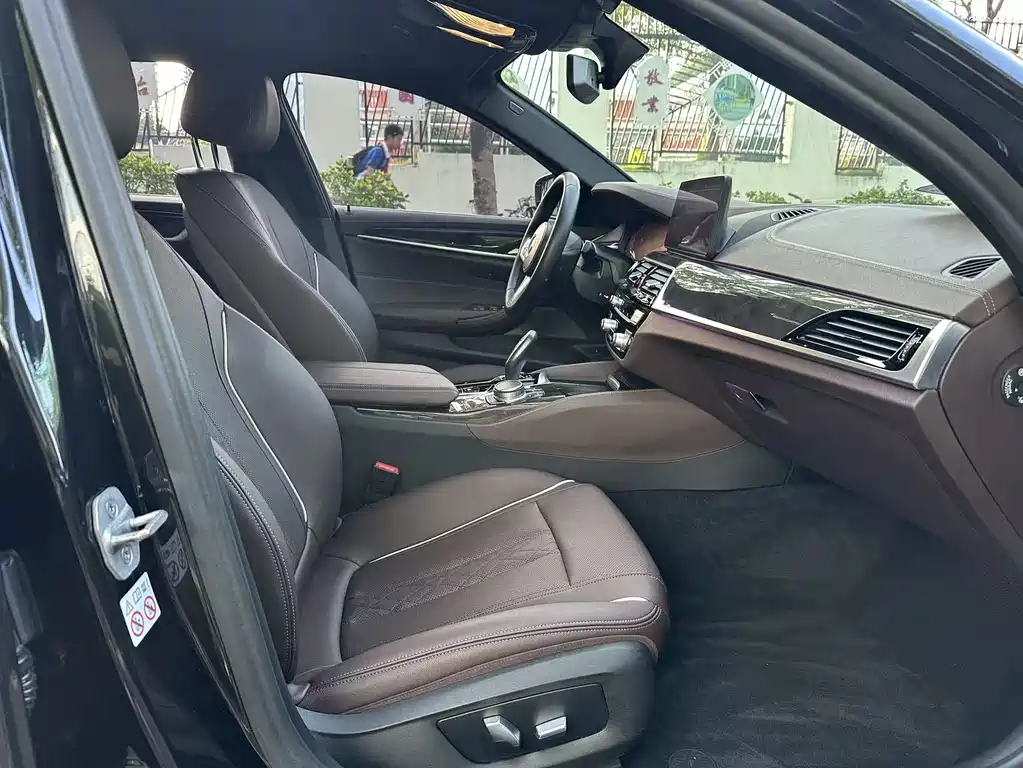 BMW 5 Series 2022 — фото 13