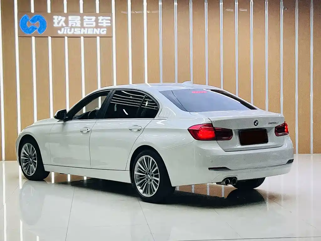 BMW 3 Series 2018 — фото 21