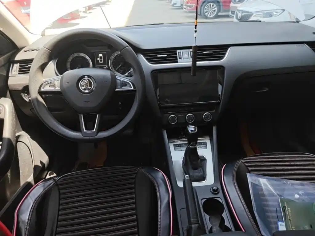Skoda Octavia 2019 — фото 10