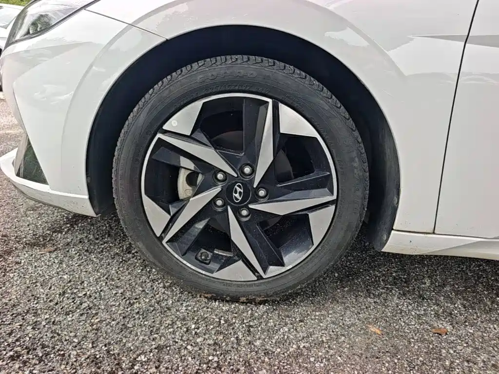 Hyundai Elantra 2023 — фото 23