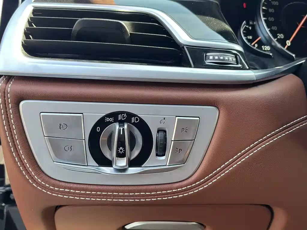 BMW 7 Series 2019 — фото 16