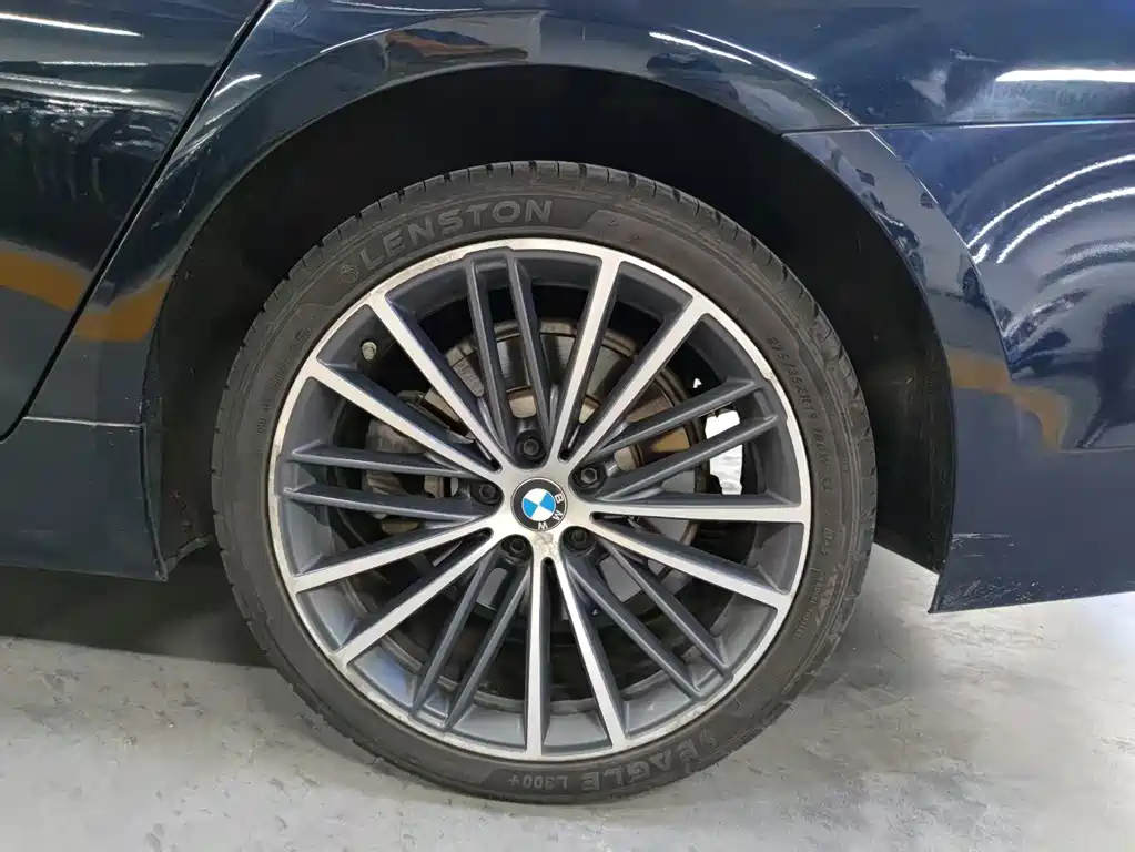 BMW 5 Series 2019 — фото 13
