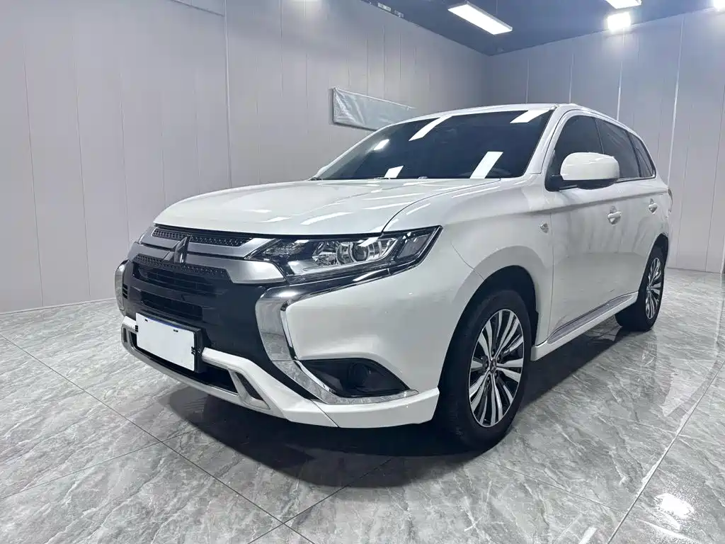 Mitsubishi Outlander 2023 — фото 1