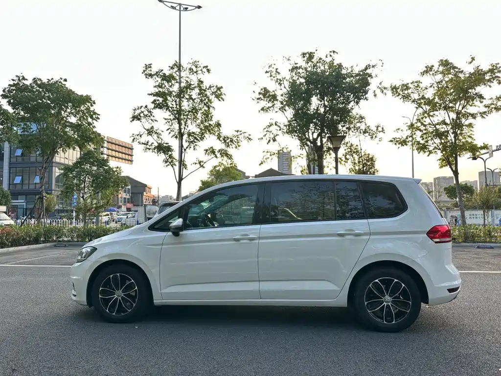 Volkswagen Touran 2018 — фото 20