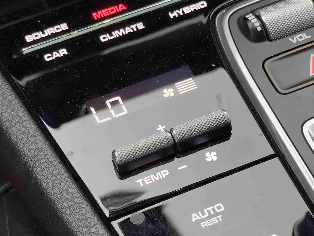 Porsche Cayenne Hybrid 2020 — фото 16