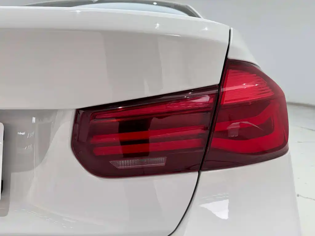 BMW 3 Series 2018 — фото 10