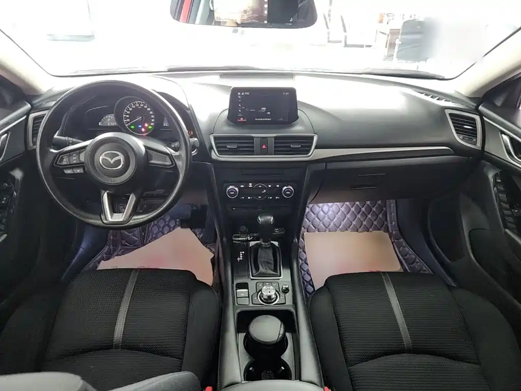 Mazda 3 Axela 2018 — фото 10