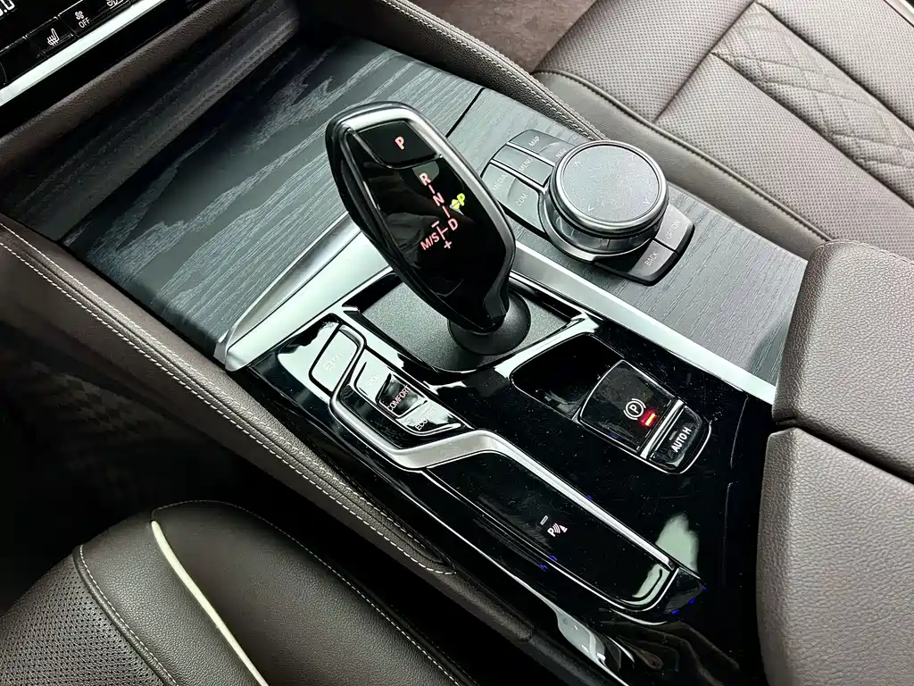 BMW 5 Series 2024 — фото 13