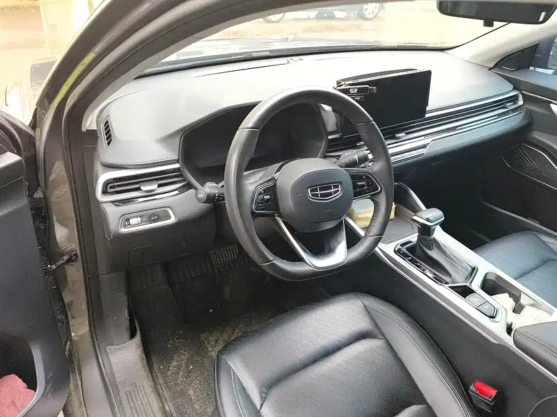 Geely Emgrand 2022