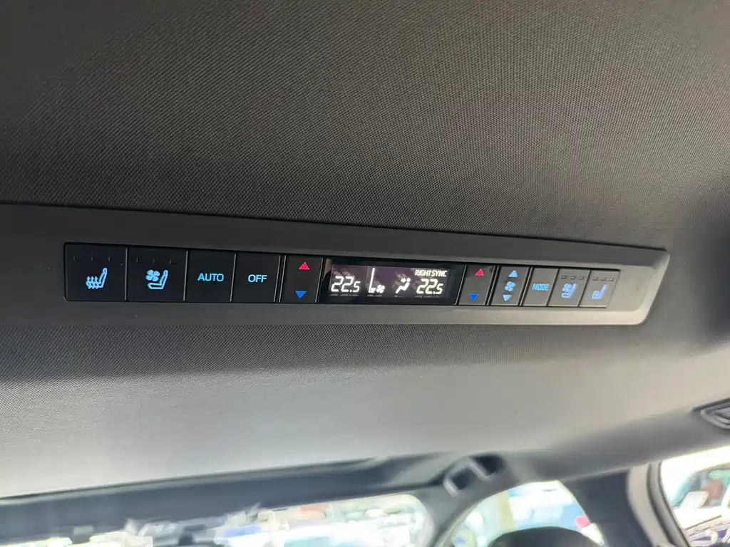 Toyota Sienna 2023 — фото 19