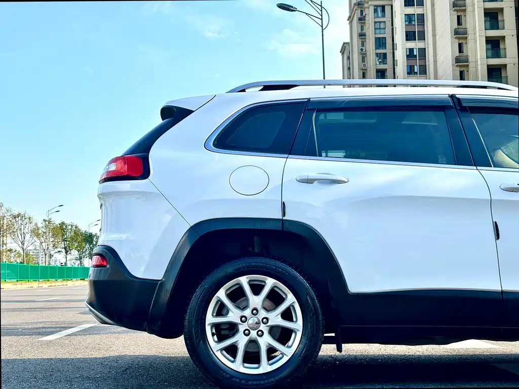Jeep Cherokee 2018 — фото 10