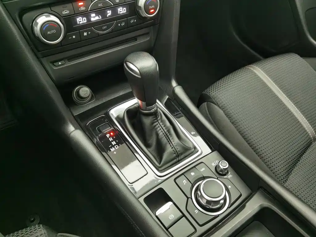 Mazda 3 Axela 2018 — фото 13