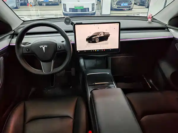 Tesla Model Y 2024