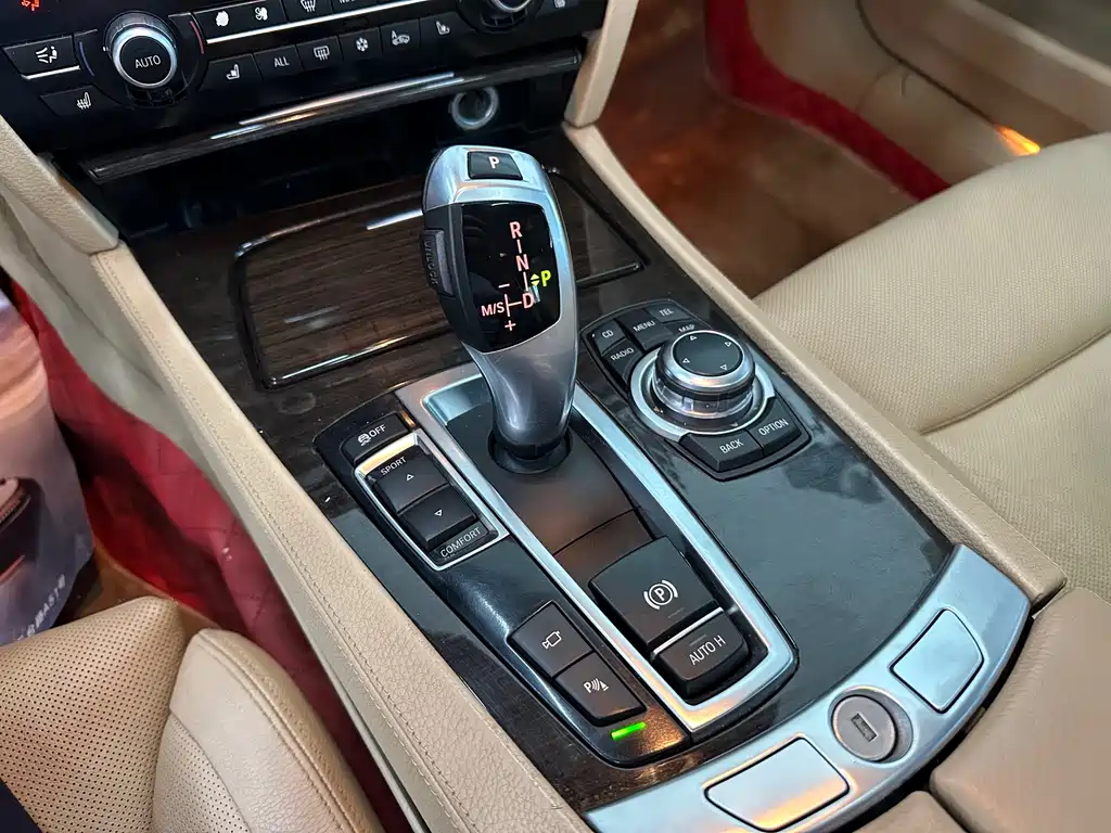BMW 7 Series 2012 — фото 11