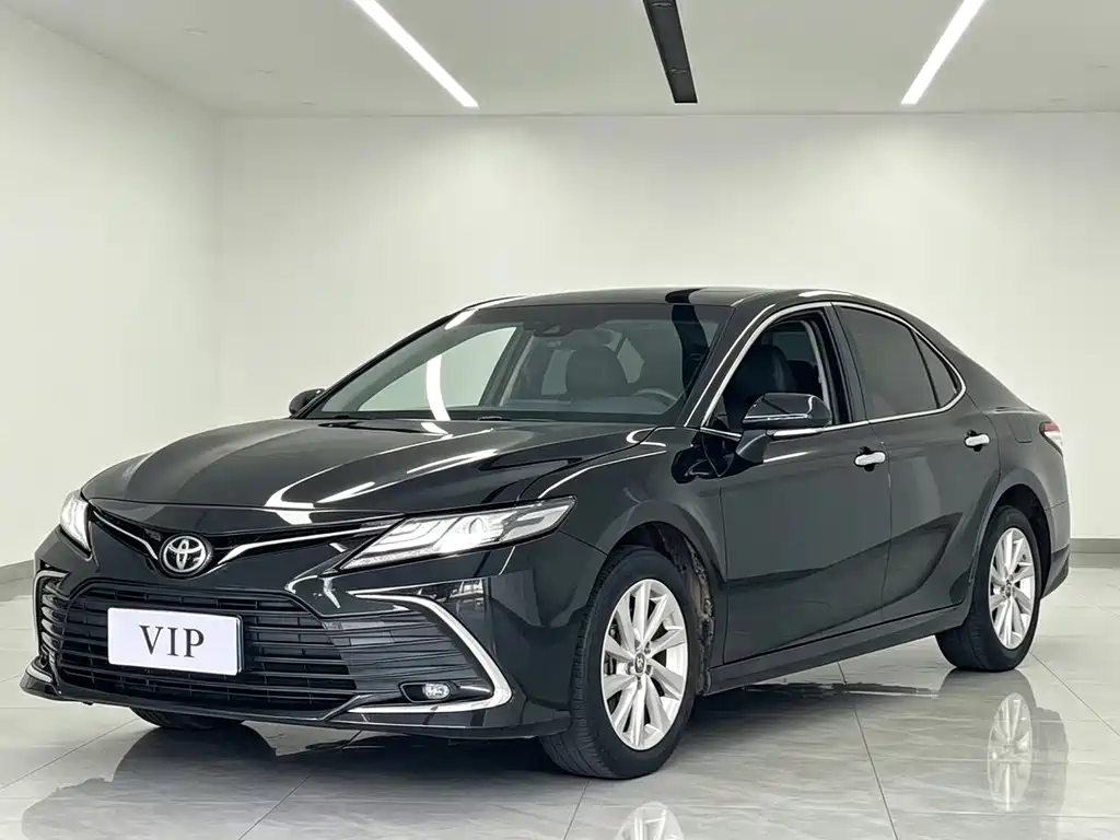 Toyota Camry 2022 — фото 1