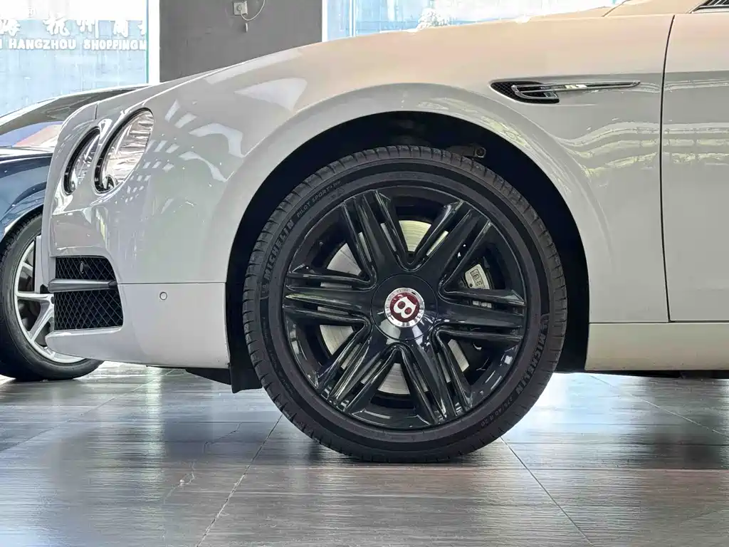 Bentley Flying Spur 2018 — фото 17
