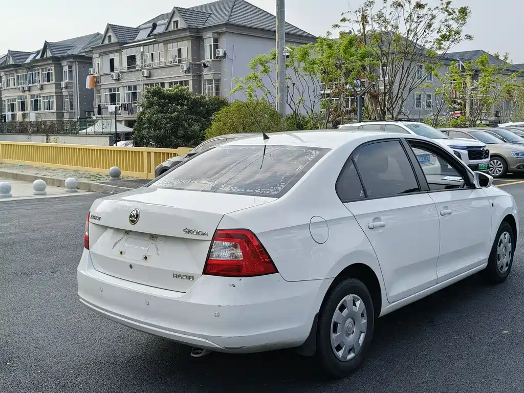Skoda Rapid 2015 — фото 12