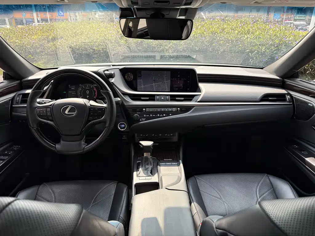 Lexus ES 2019 — фото 10