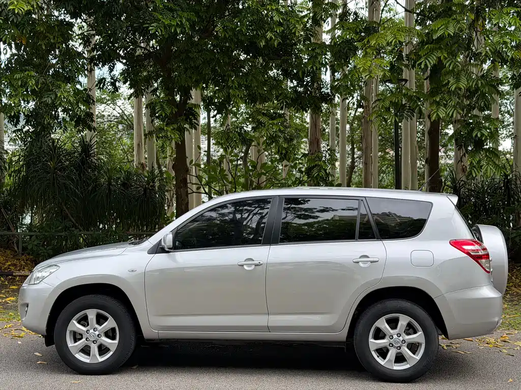 Toyota RAV4 2009 — фото 2