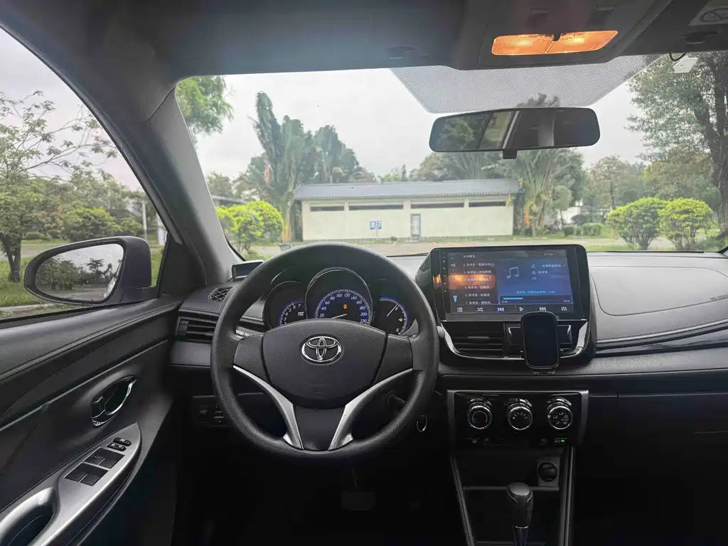 Toyota Yaris L 2017 — фото 11