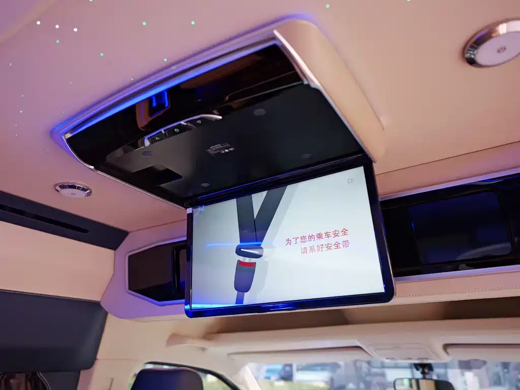 Toyota Hiace 2025 — фото 9