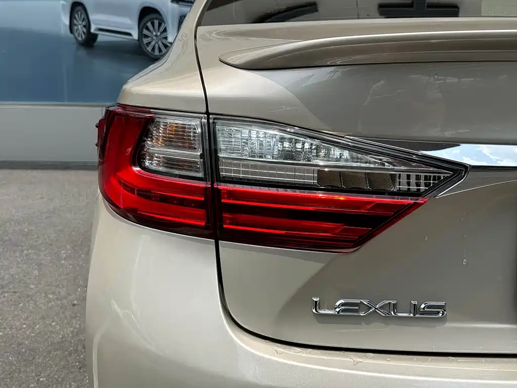 Lexus ES 2018 — фото 8