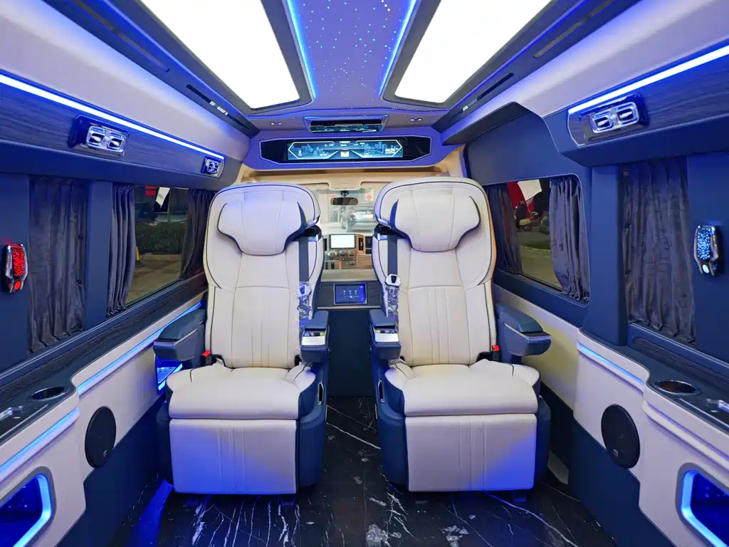 Toyota Hiace 2025 — фото 11