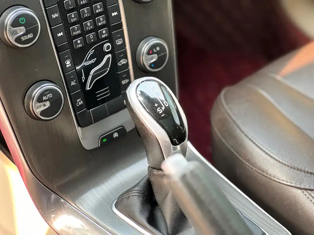 Volvo V40 2016 — фото 13