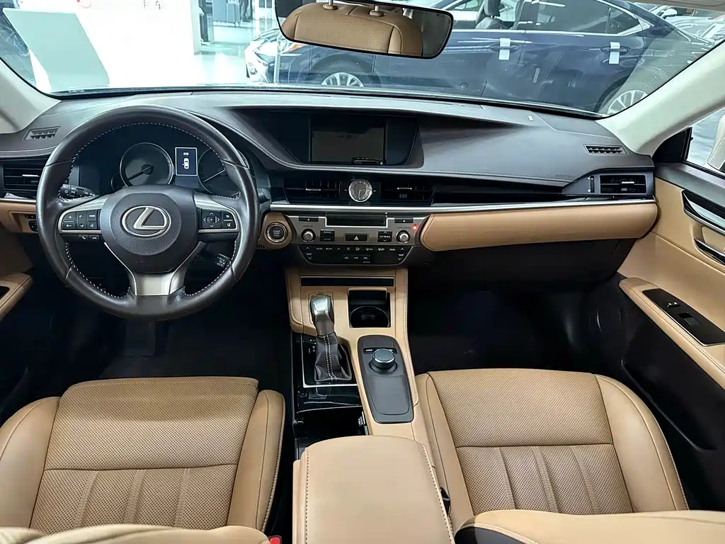 Lexus ES 2018 — фото 11