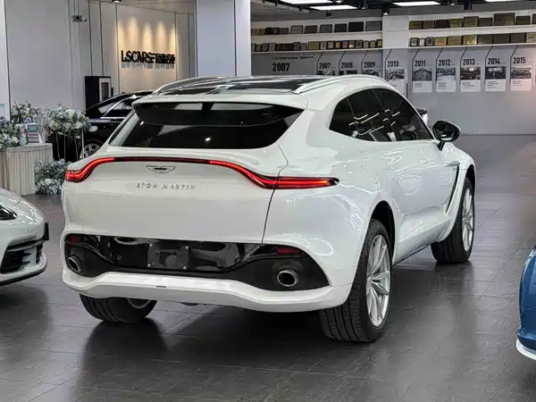 Aston Martin DBX 2023