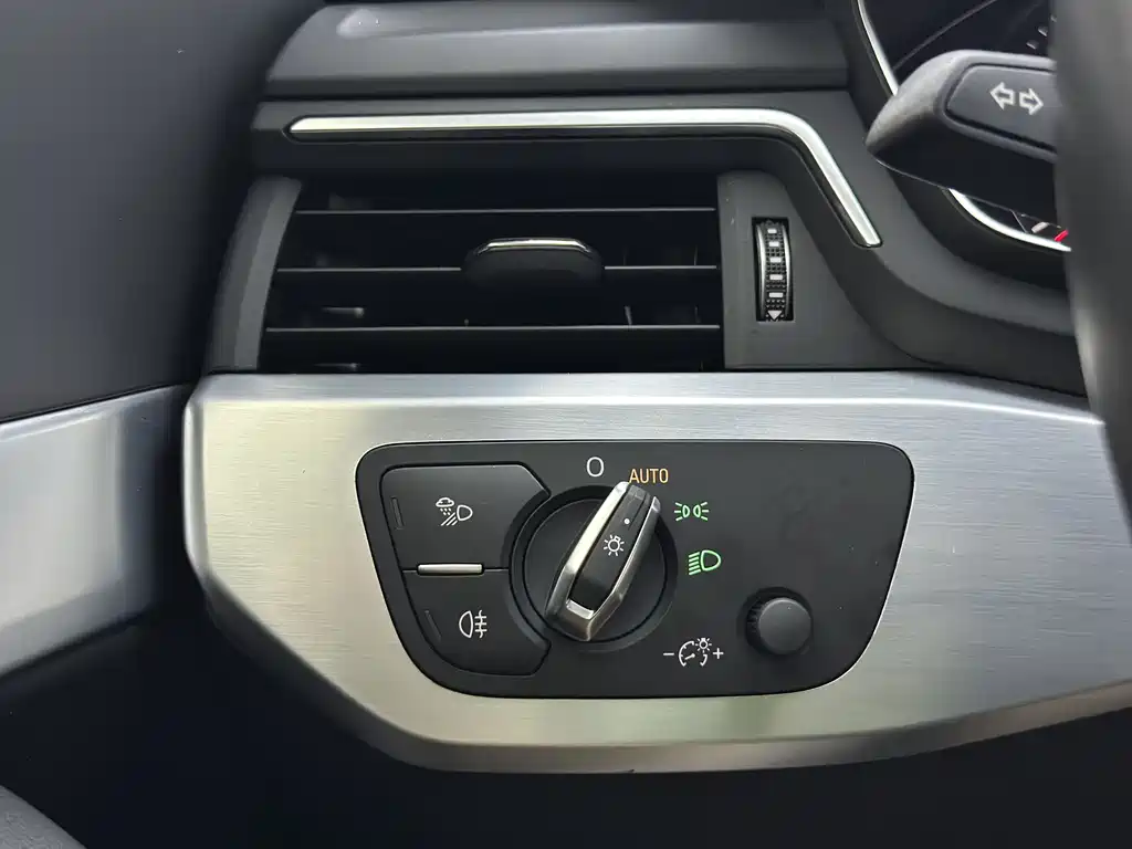 Audi A4L 2018 — фото 12