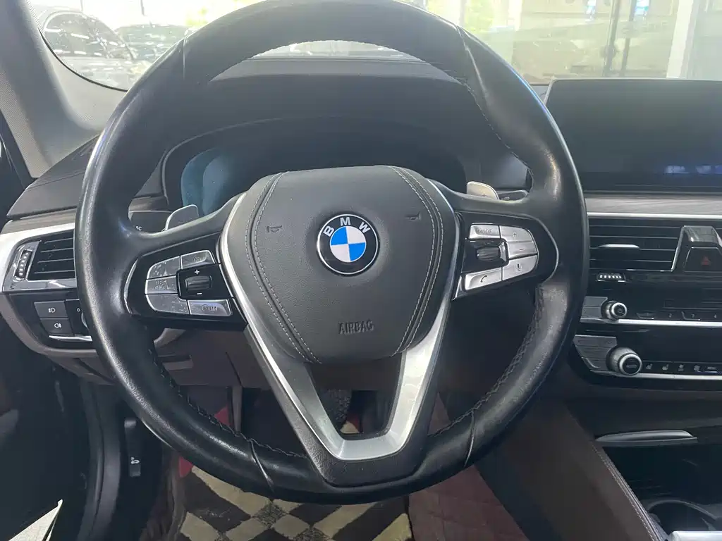 BMW 5 Series 2019 — фото 24