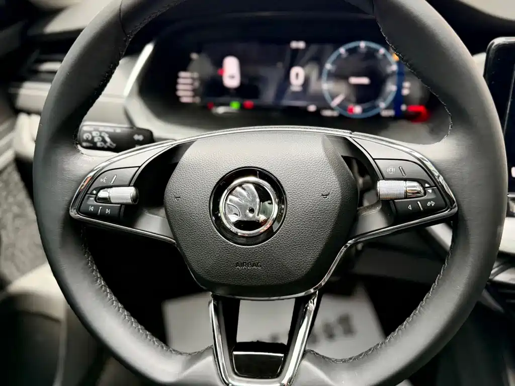 Skoda Octavia 2023 — фото 19
