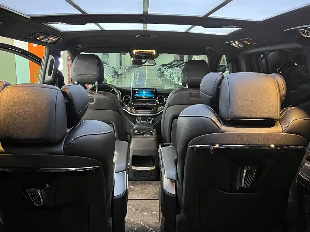 Mercedes-Benz V-Class 2023 — фото 17