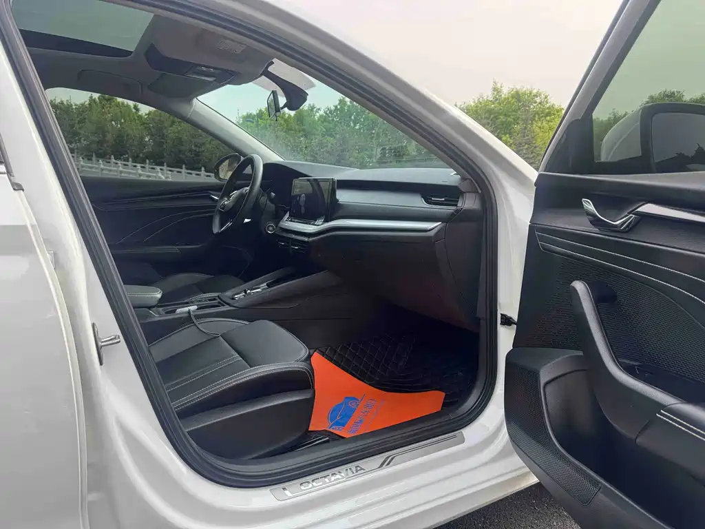 Skoda Octavia 2023 — фото 10