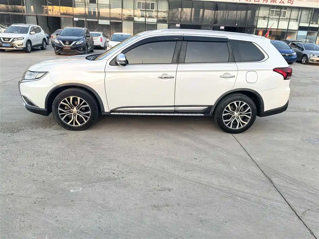 Mitsubishi Outlander 2017 — фото 16