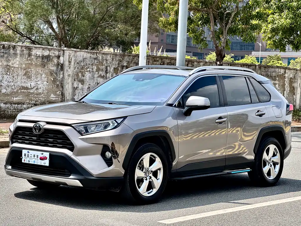 Toyota RAV4 2021 — фото 1