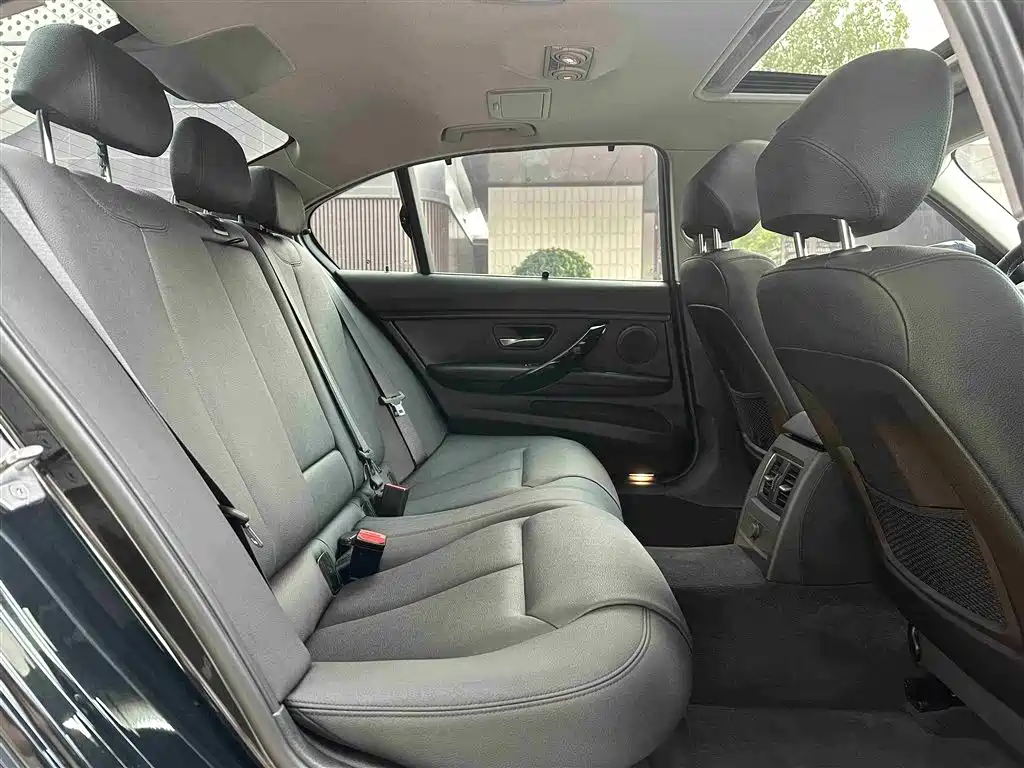 BMW 3 Series 2017 — фото 19