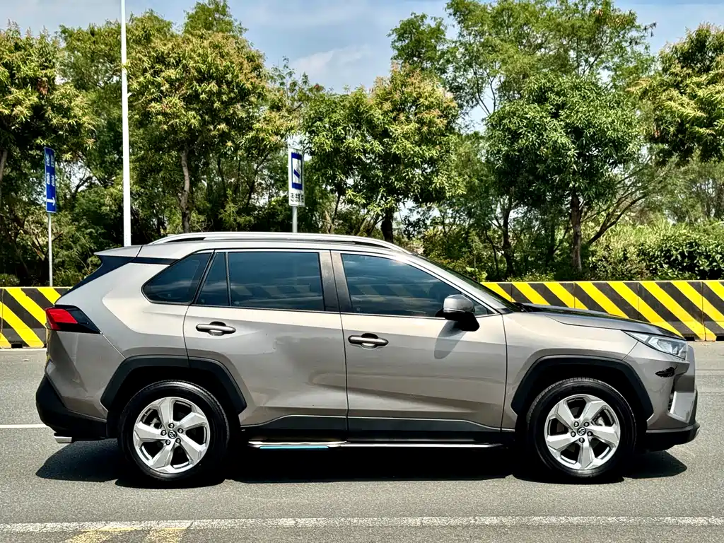 Toyota RAV4 2021 — фото 16