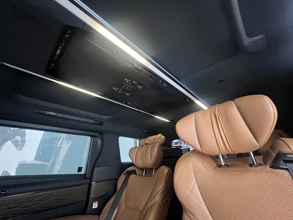 Toyota Alphard 2023 — фото 13