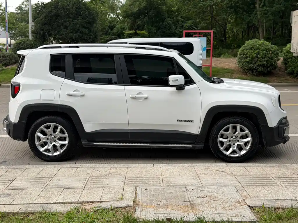 Jeep Renegade 2016 — фото 4