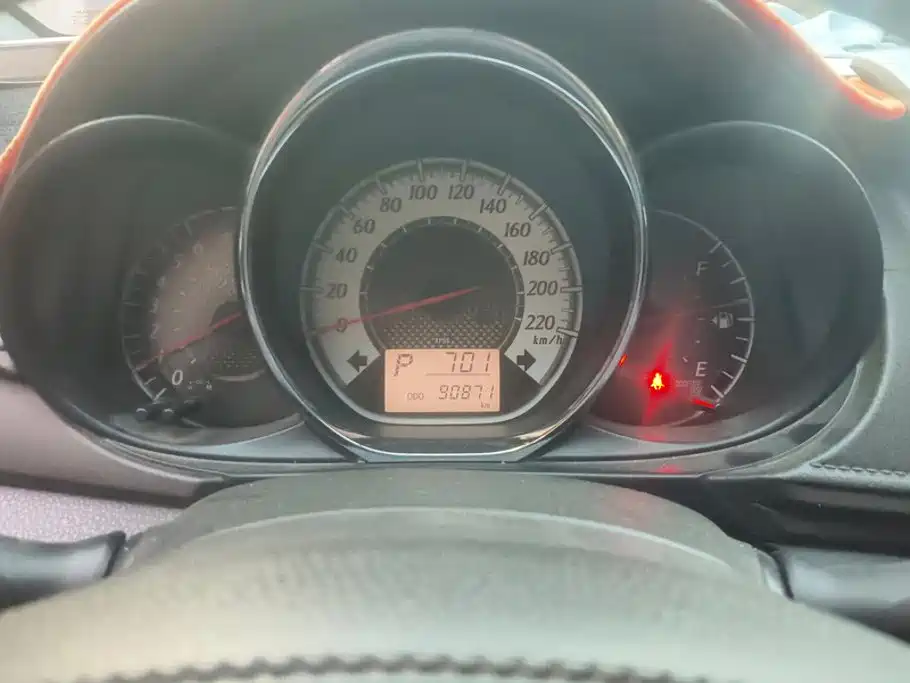 Toyota Yaris L 2015 — фото 14